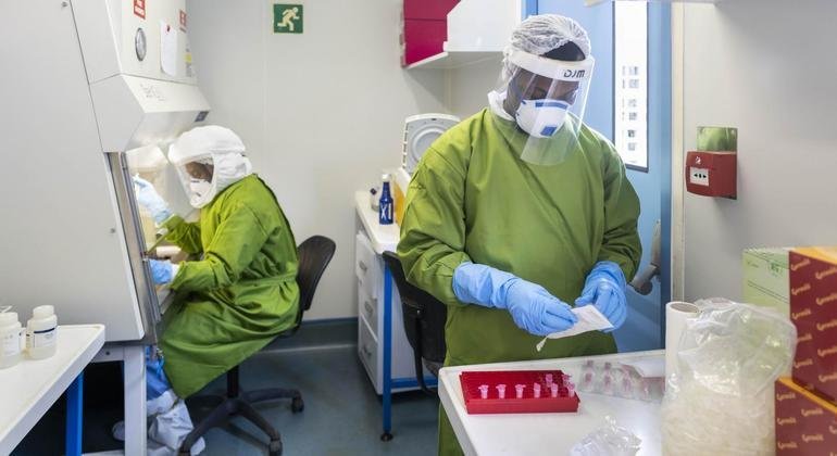 Científicos trabajando en un laboratorio con pruebas virales. (Archivo)